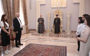 The Catholicos of All Armenians Received Students of the Anti-corruption School of Young Leaders