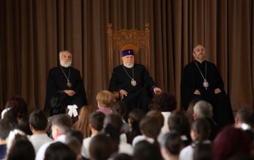 The Catholicos of All Armenians congratulated the 2023 award winning students of the Youth Centres